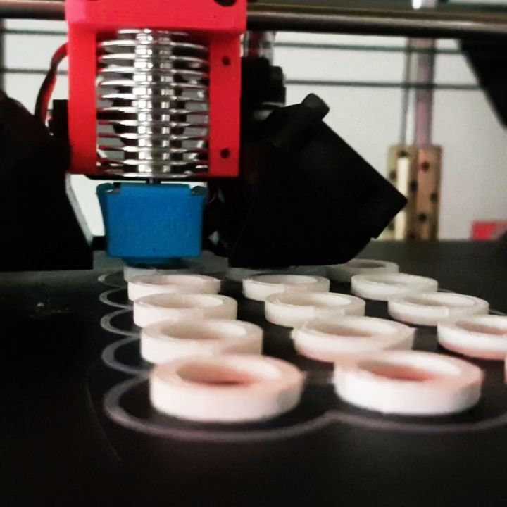 První větší práce po sestavení tiskárny. Ještě trochu poladit retrakce a bude skvělé 😉
---------------------------
The first print job after finishing the assembly of printer. A little tweaking with retractions and it's done.
---------------------------
#3D #3Dprint #DYI #coldmake